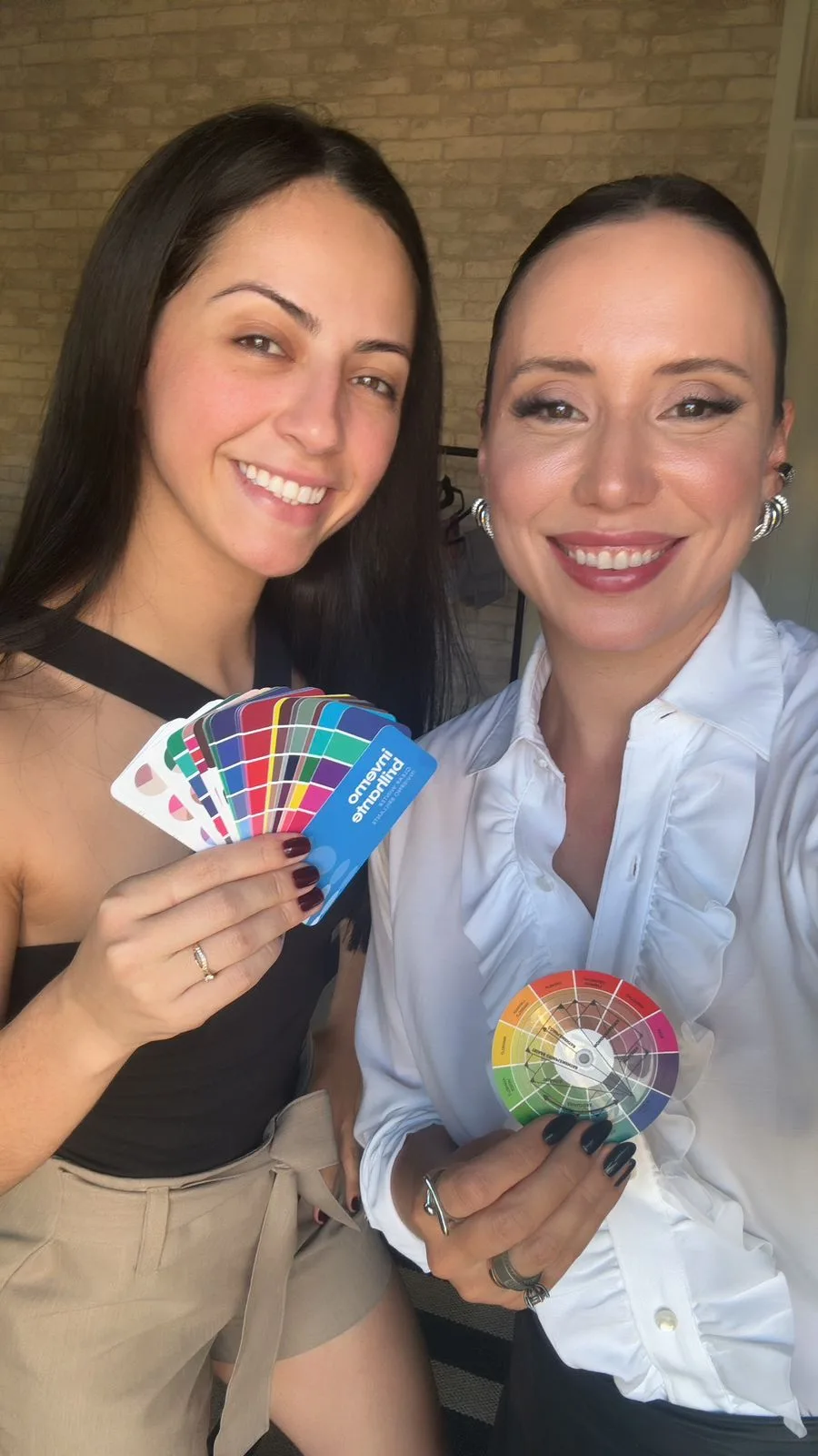 Cliente com cartela física após análise de Coloração Pessoal