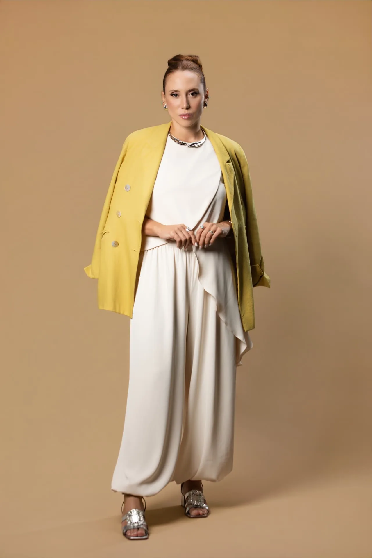 Ensaio pessoal em pé com calça off-white e blazer amarelo